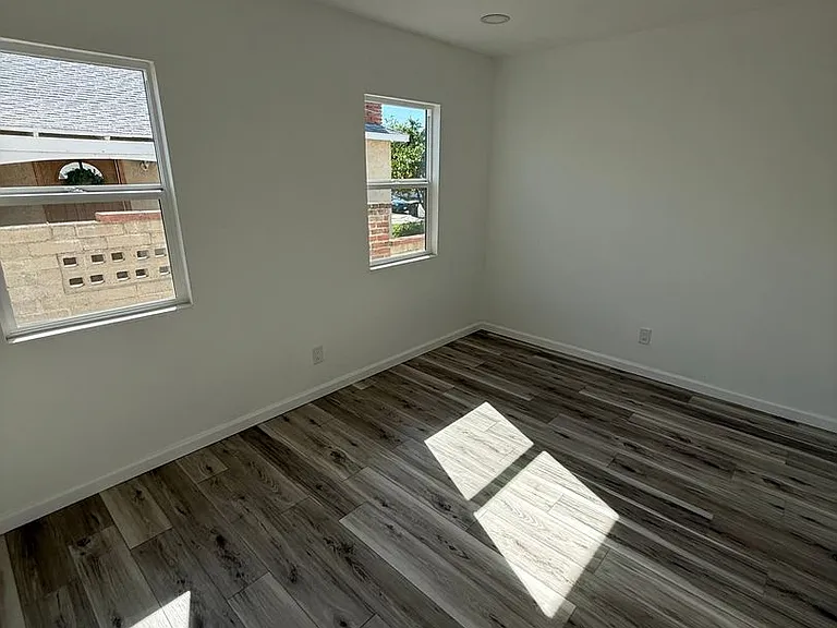 10214 Omelveny Ave — Photo 8