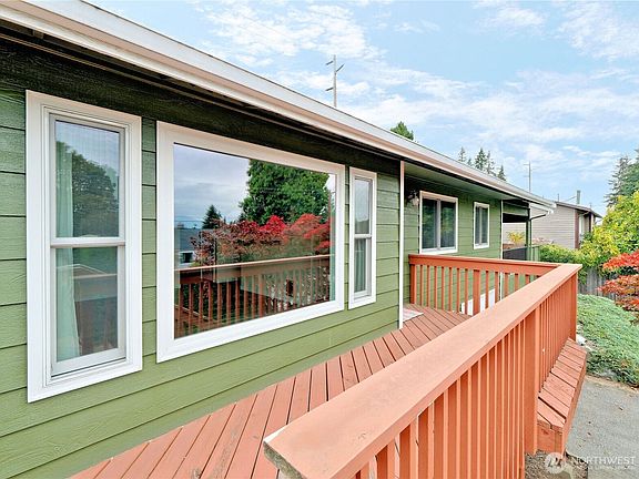 Nice Deck to front entrance