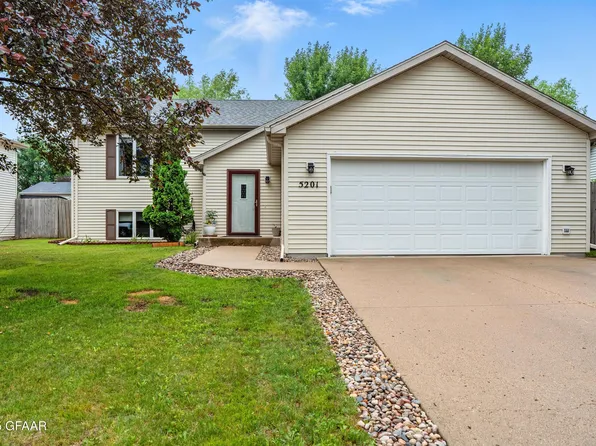 5201 9th Ave N, Grand Forks, ND 58203
