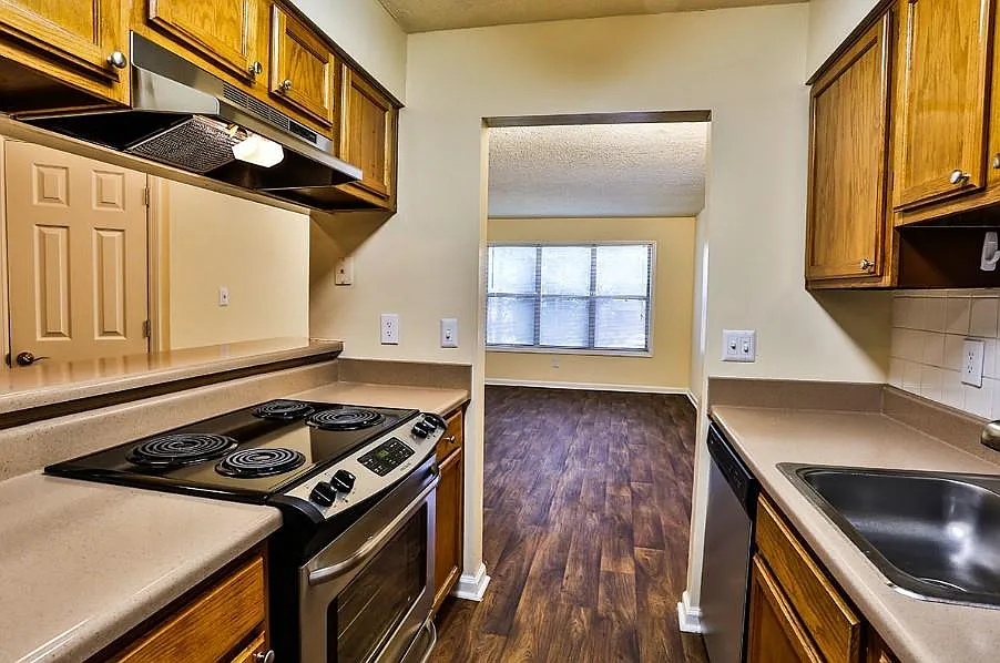 2 bed, 2.0 bath, 1055 sqft, $1,548 — Photo 2
