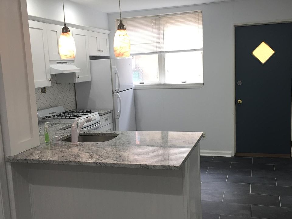 2nd image of 904 Dickinson St #1