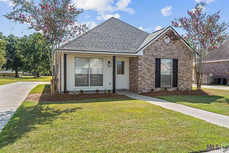 1st image of 302 S Daphne Dr