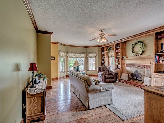 3rd image of 8265 Hunters Creek Dr