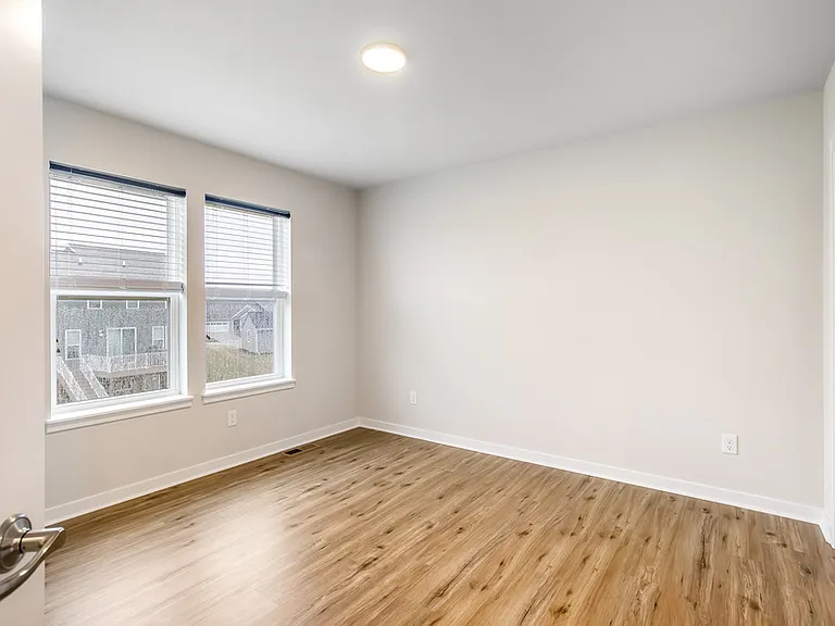 670 Lambert Dr — Photo 25