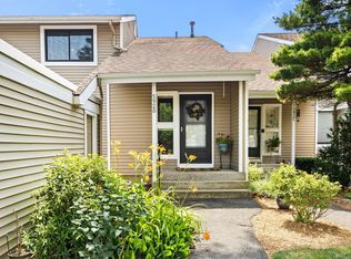 592 Mountain Rd APT B, West Hartford, CT 06117