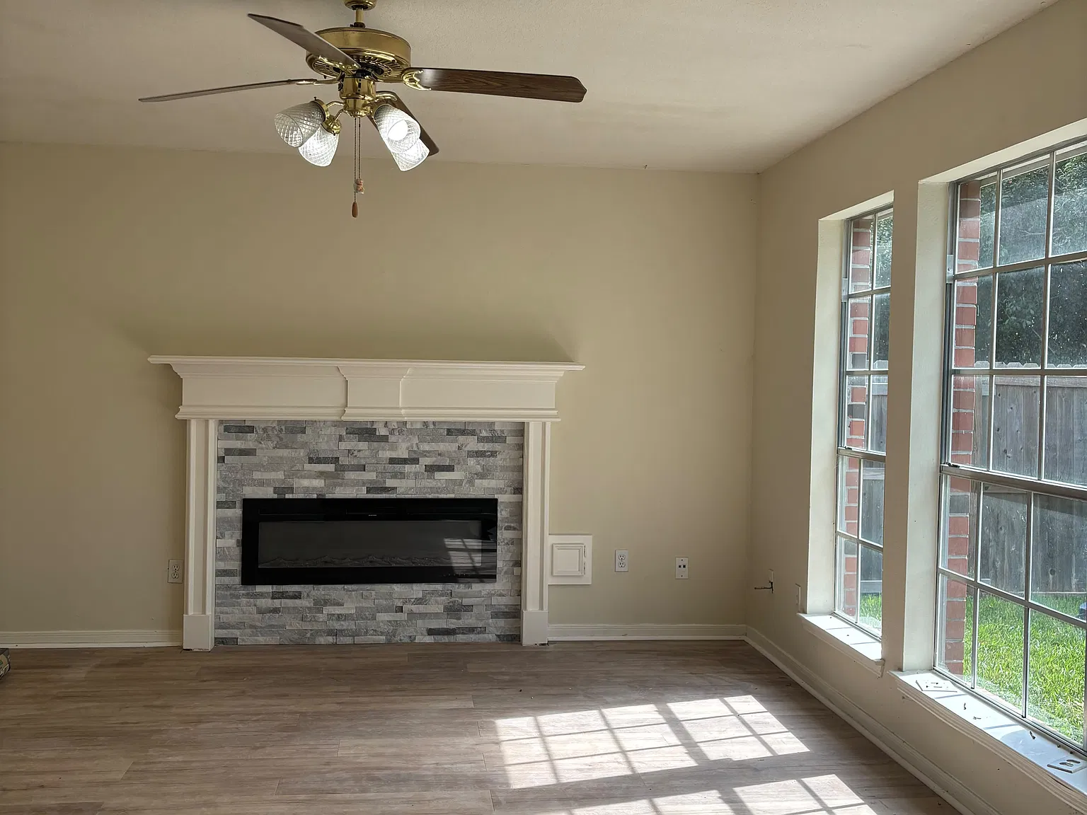 4 bed, 2.5 bath, 2491 sqft, $2,400 — Photo 2