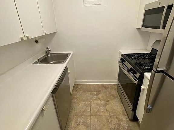 4th image of 155 E 38th St APT 14D