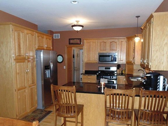 2nd image of 936 Oakcrest Ln
