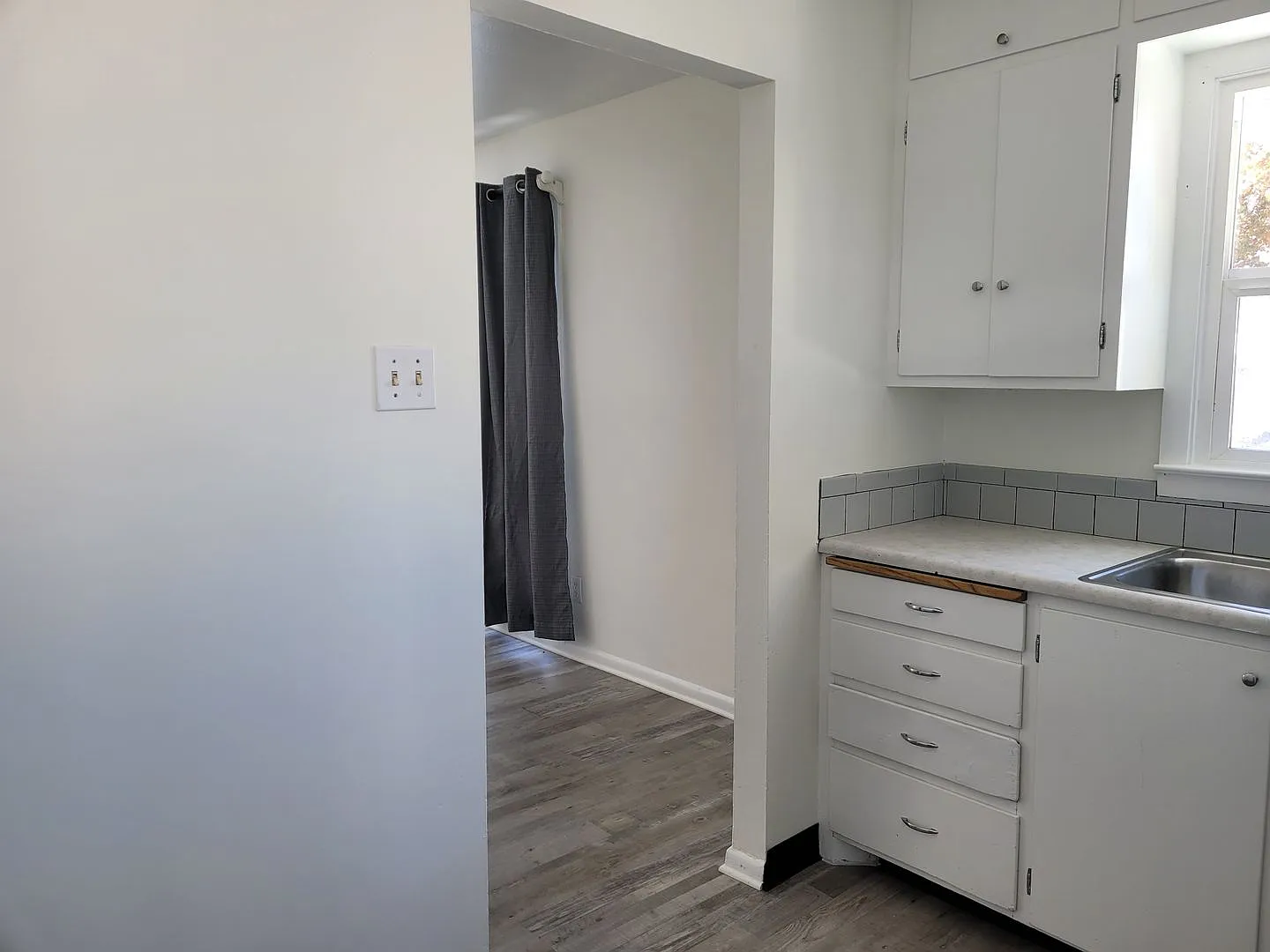 Cute and clean 1 bedroom duplex unit — Photo 4