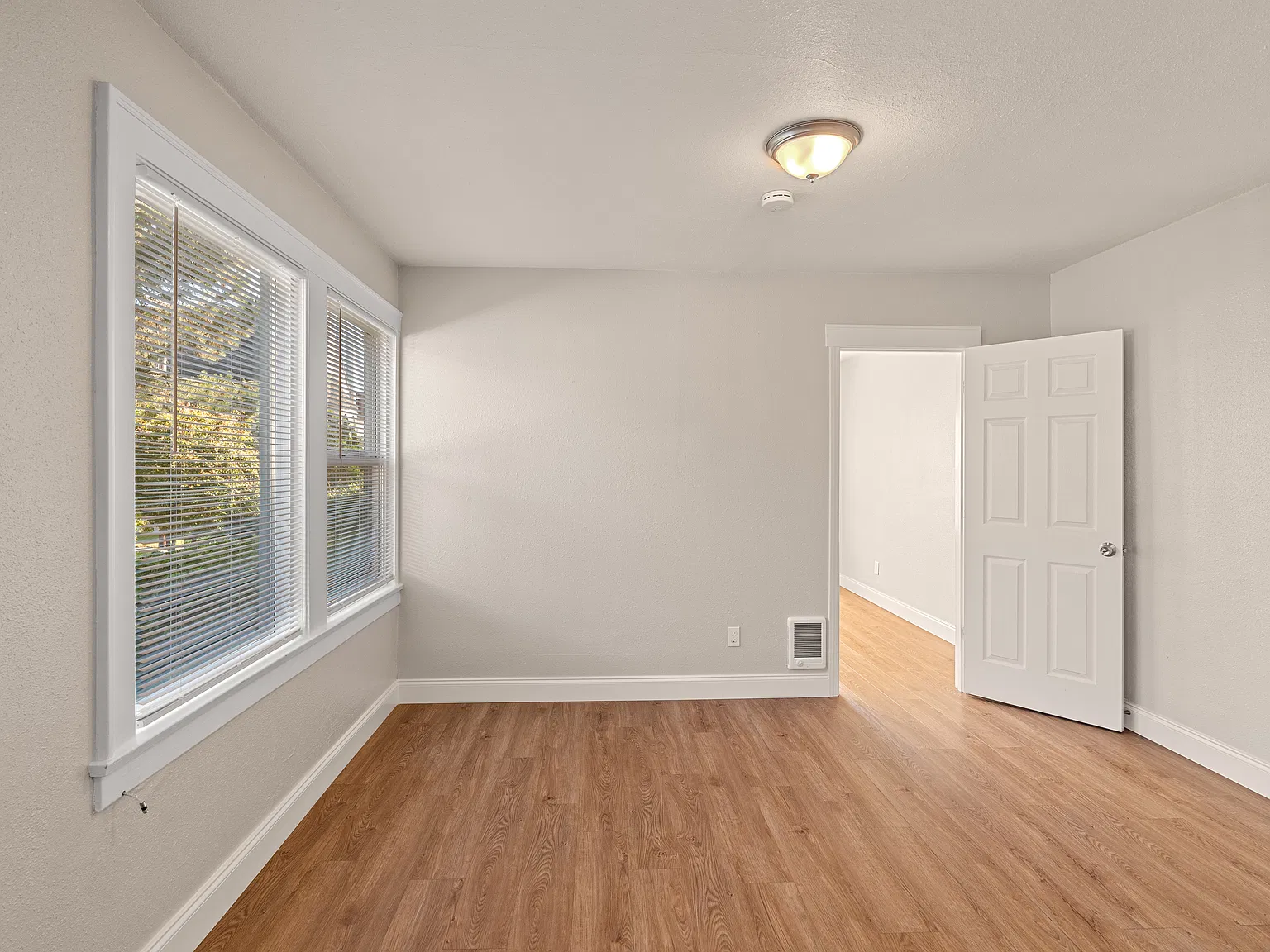 2 bed, 900 sqft, $1,350 — Photo 3