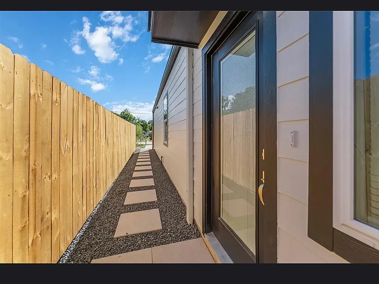 7809 Queen St — Photo 12