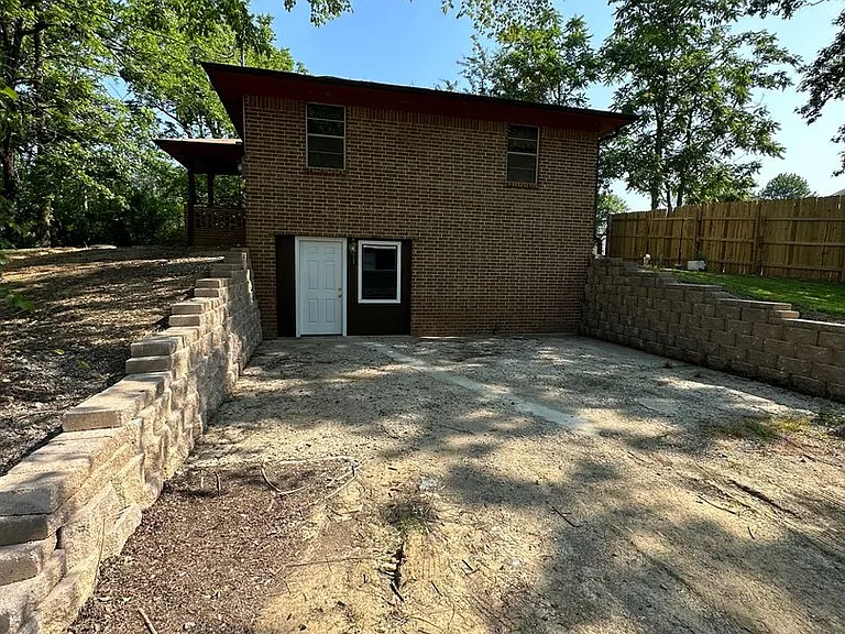 1515 Oak Grove Rd — Photo 2
