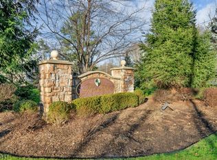 129 Turlington Ct, Livingston, NJ 07039