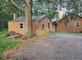 81 Lakeshore Dr, Lakeville, PA 18438