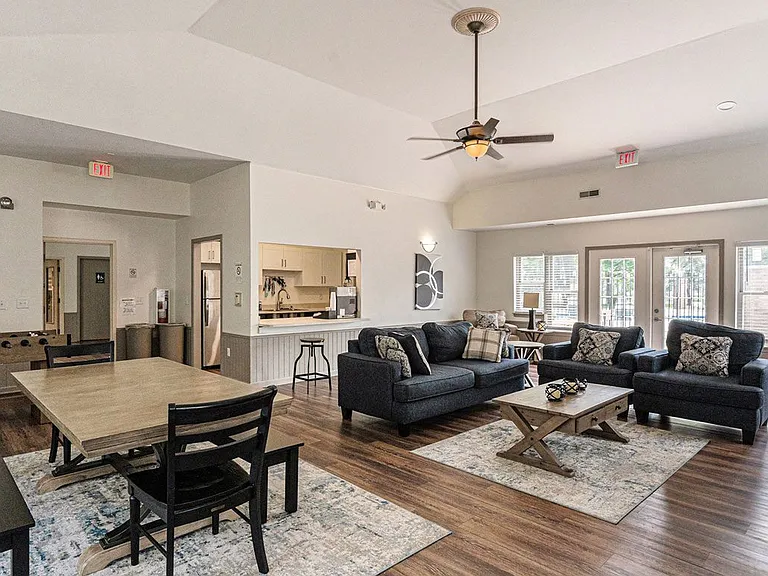Orchard Lakes Apartments — Photo 28