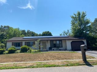 90 Inverness Rd, Holbrook, NY 11741