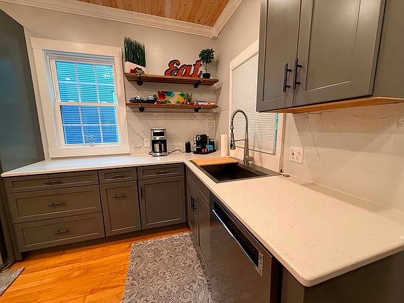 5th image of 2441 Aldrich Ave S