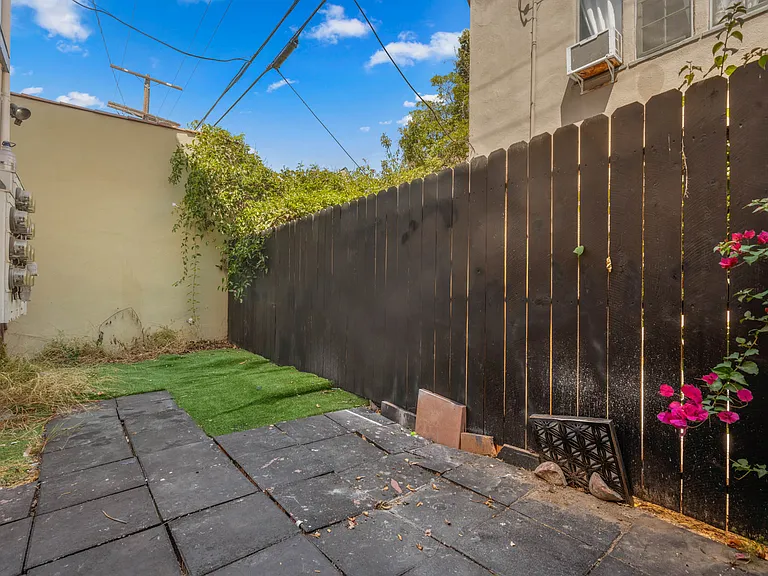 226 S Fuller Ave — Photo 17