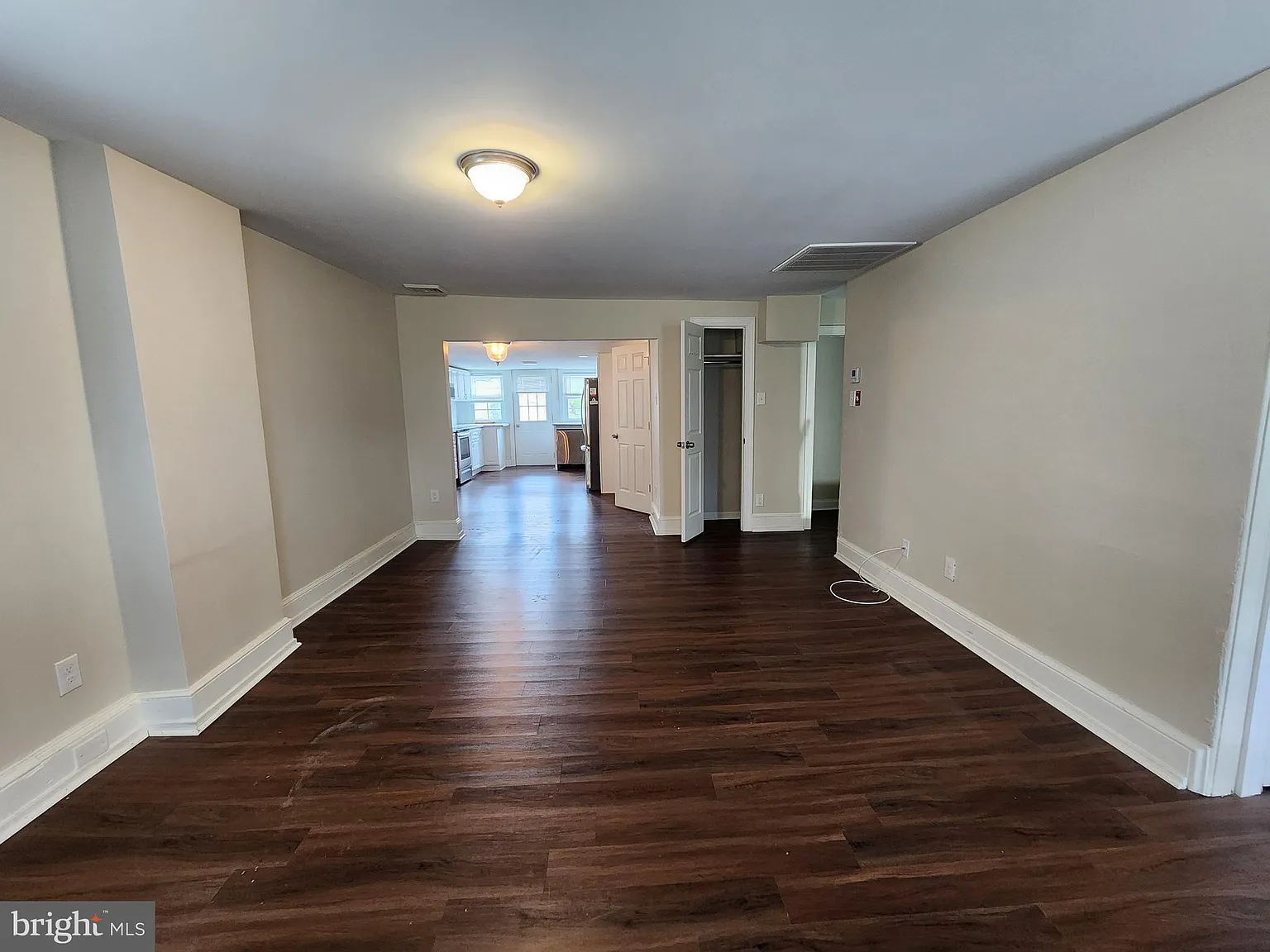 3 bed, 1300 sqft, $2,400 — Photo 3