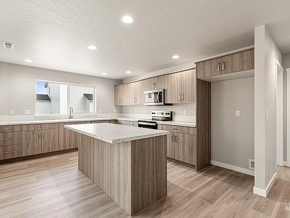 3rd image of 13686 Inman Ct