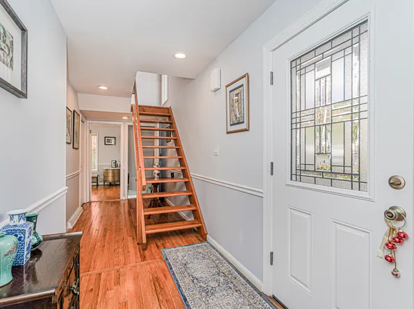 20 Signal Hill Road image 4 of 44