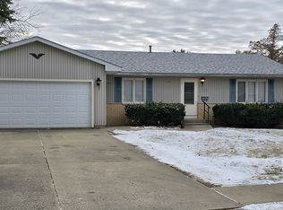 556 N Greenfield Dr, Freeport, IL 61032