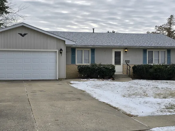 556 N Greenfield Dr, Freeport, IL 61032