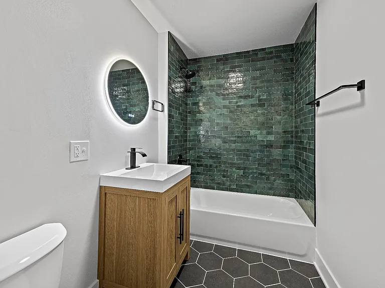 5616 N Washtenaw Ave #202 — Photo 8