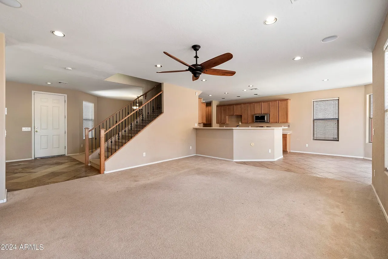 5 bed, 2882 sqft, $2,700 — Photo 2