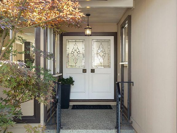 5th image of 2595 Eaton Ave