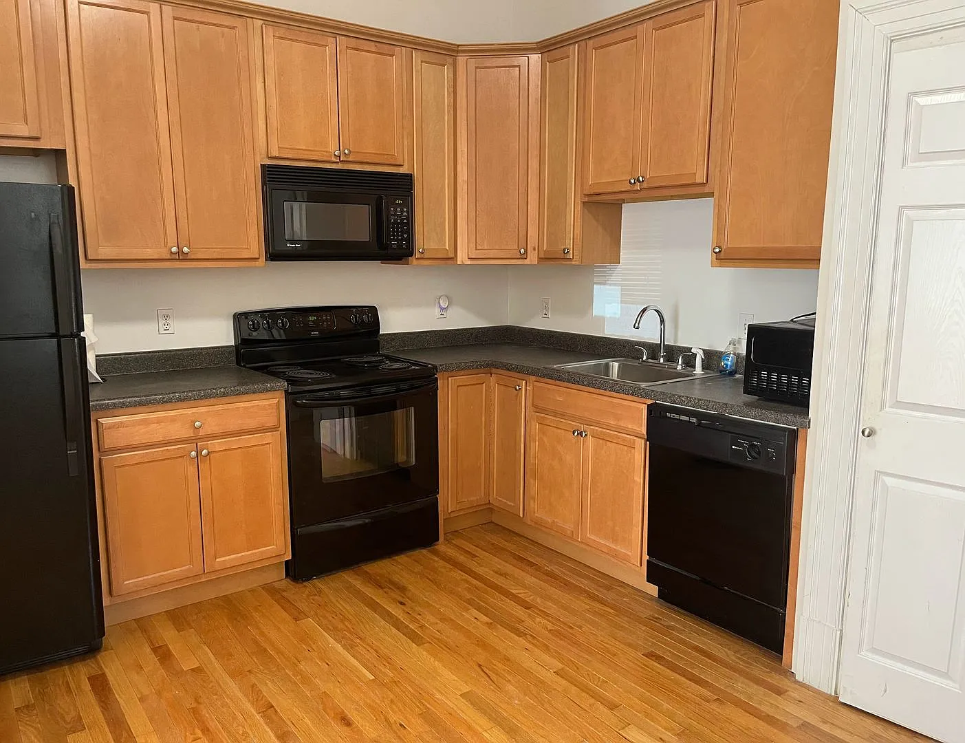 Modern 1 Bedroom in Benton Park with in-unit Washer/Dryer — Photo 1