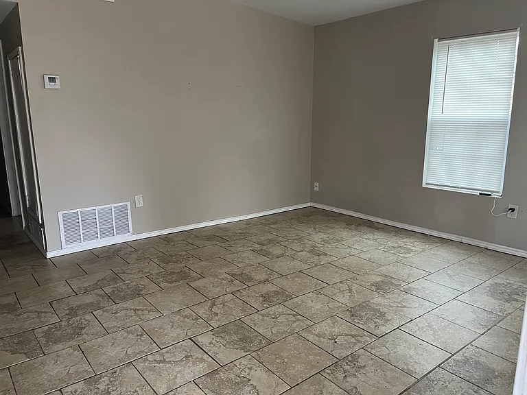 6215 N Victor Ave — Photo 6