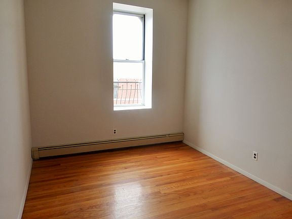 5th image of 296 Nassau Ave APT 4R