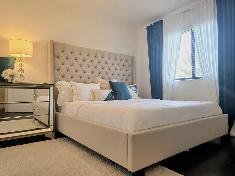 PRIVATE ROOM $2,900 - King size bed