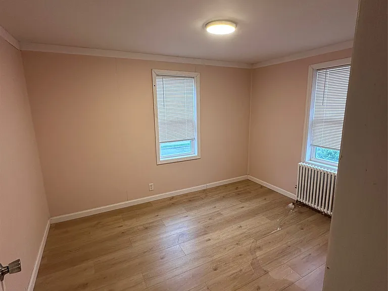 302 Squires Ave — Photo 7