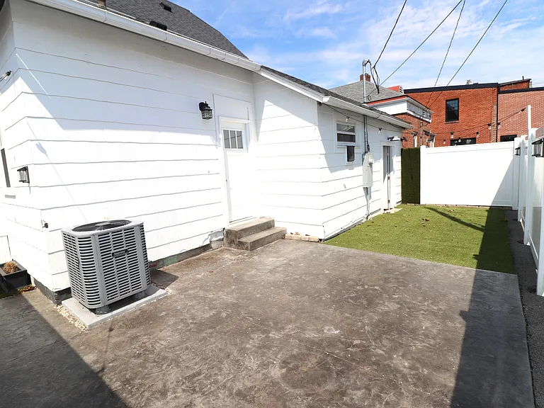120 S Court St — Photo 44