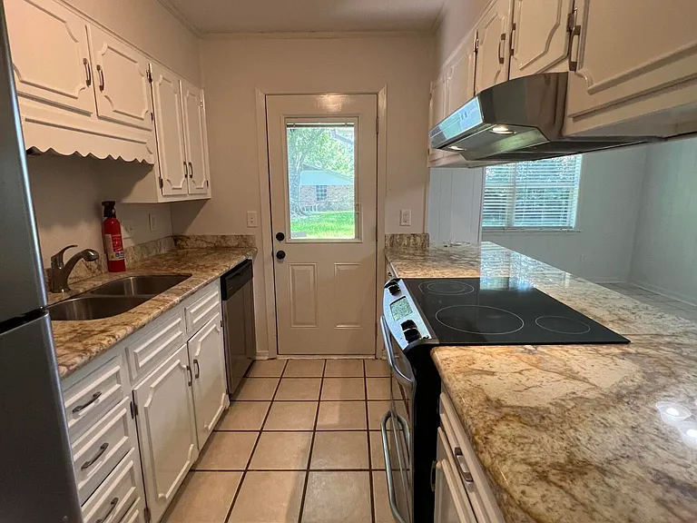 2819 Lawnwood Dr — Photo 5