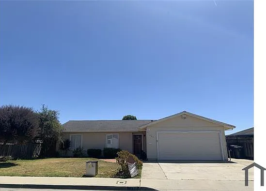 786 McKenzie Ave — Photo 1