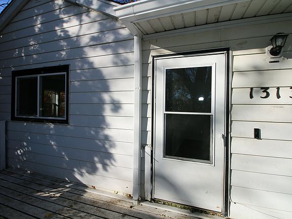3rd image of 1313 N Hickory St