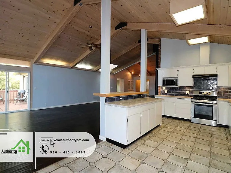 875 Lakeview Dr — Photo 14