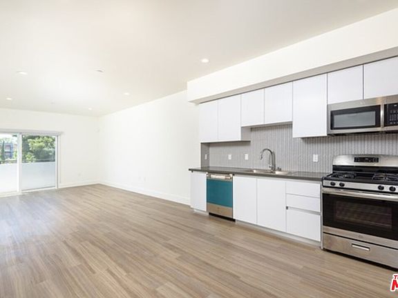 3rd image of 518 N Gramercy Pl