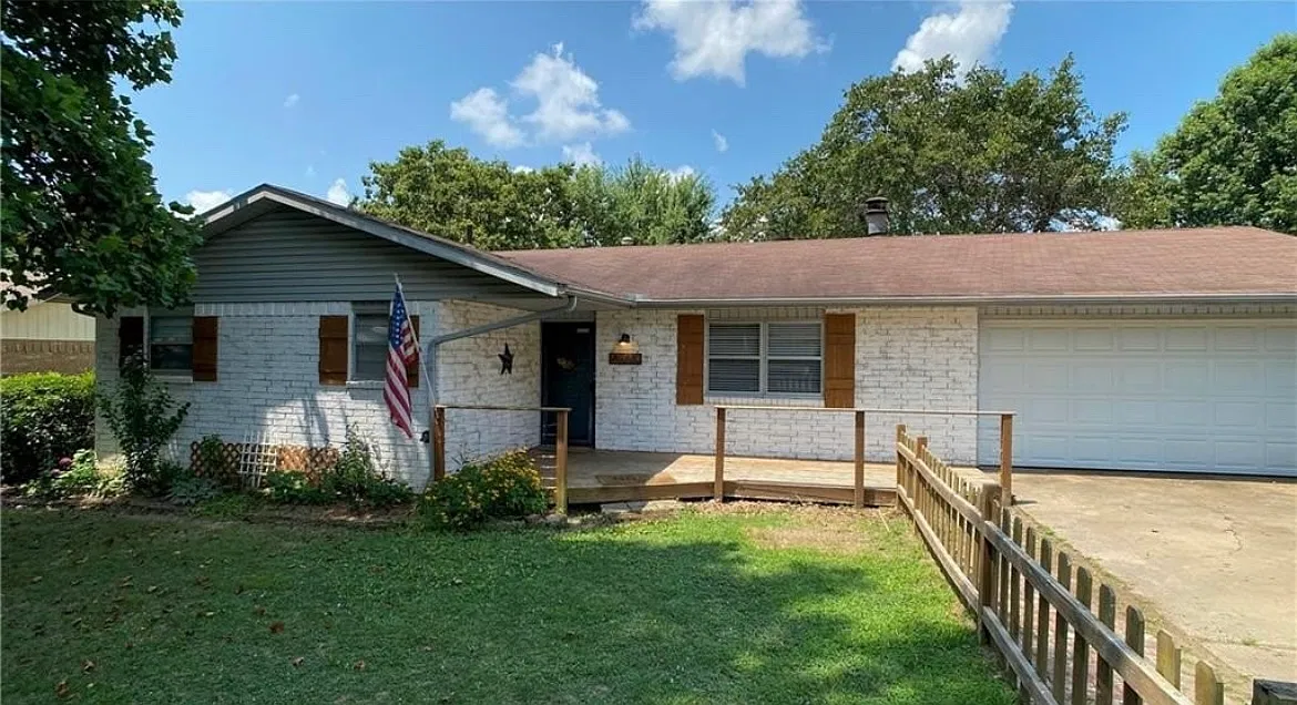 3 bed, 2072 sqft, $2,300 — Photo 1