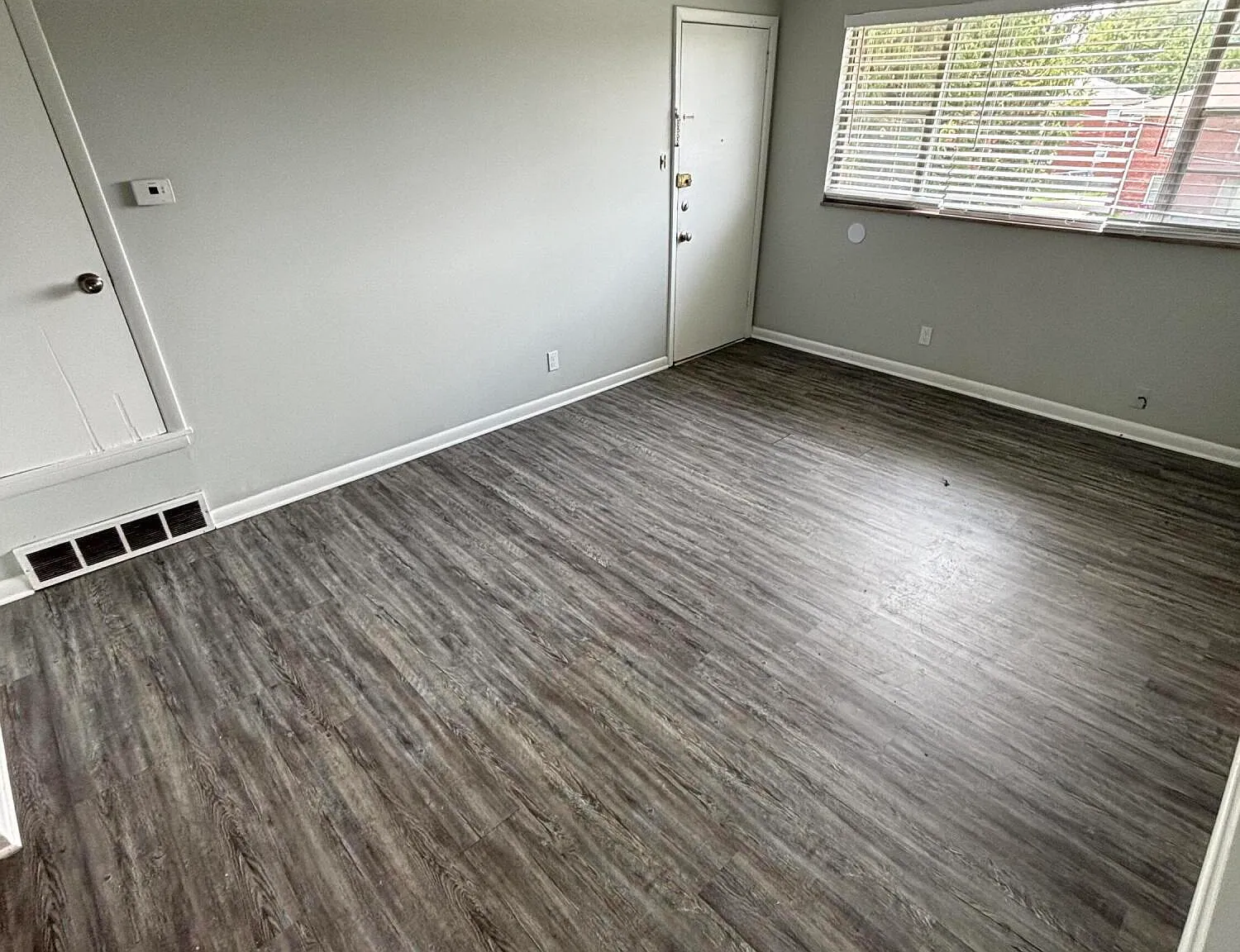 2 bed, 1.0 bath, 895 sqft, $950 — Photo 1