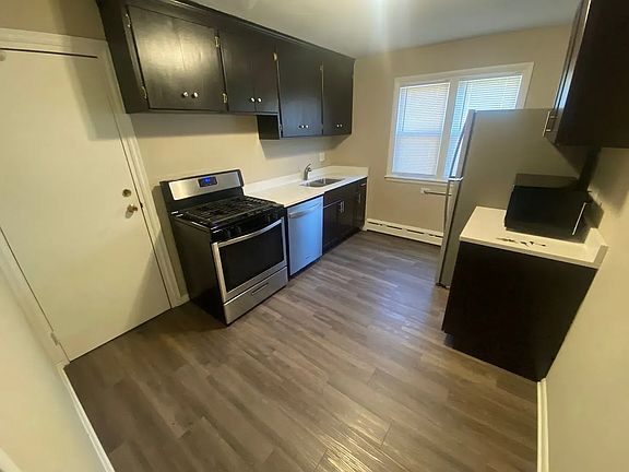 2nd image of 900 W 25th St #10