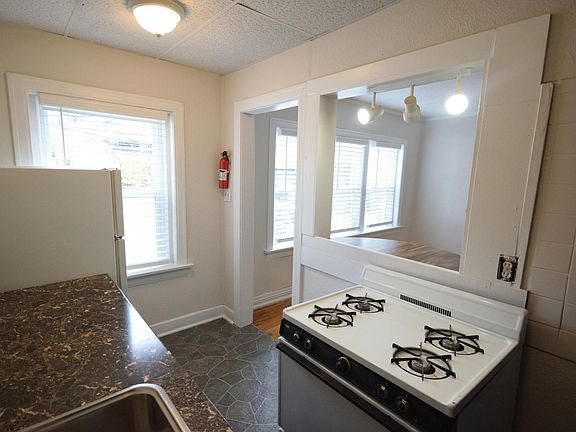 3rd image of 808 W 38th St