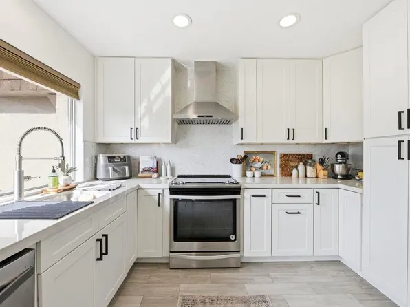 233 Festival Dr, Oceanside, CA 92057