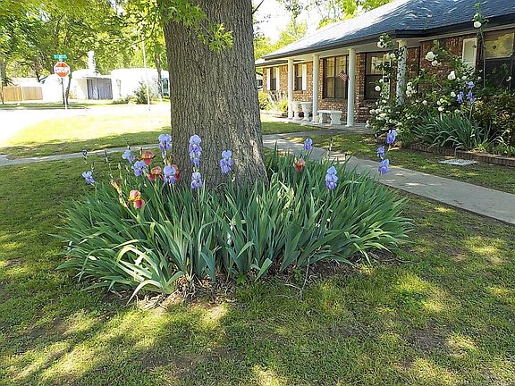 3rd image of 1701 Surrey Dr