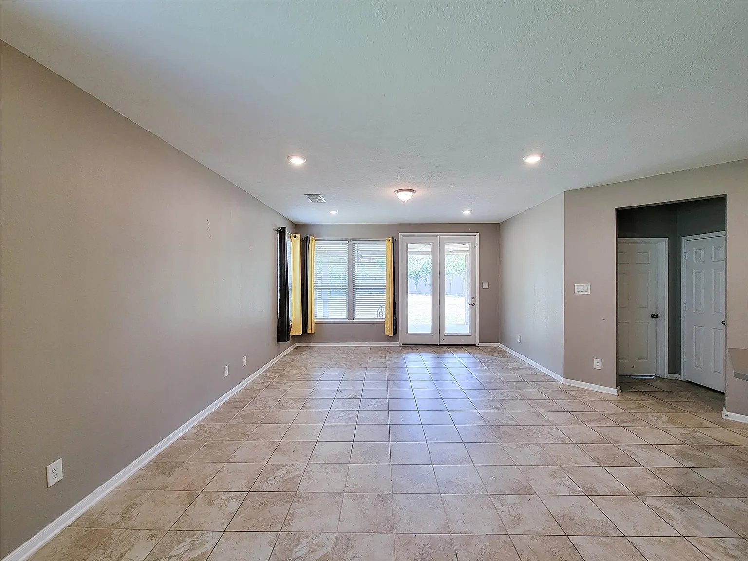4 bed, 2.0 bath, 1980 sqft, $2,250 — Photo 4
