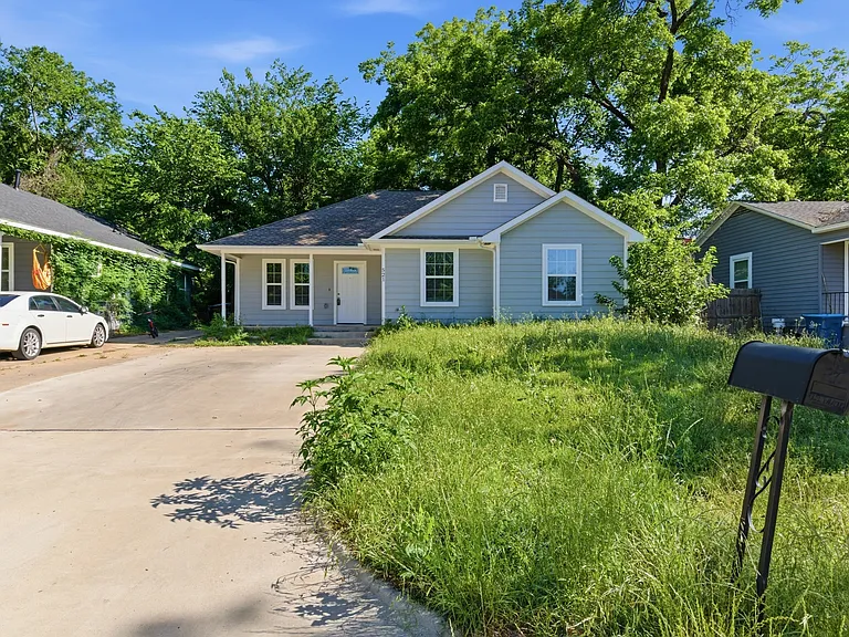 521 E Sears St — Photo 1