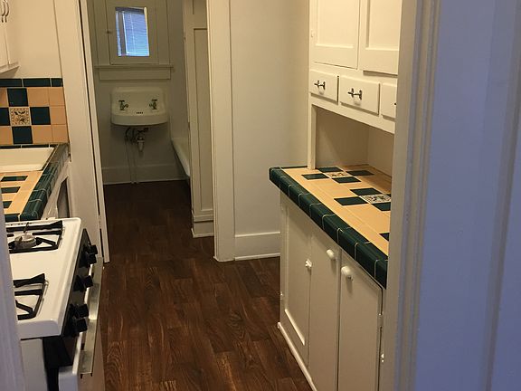 Cozy galley kitchen.